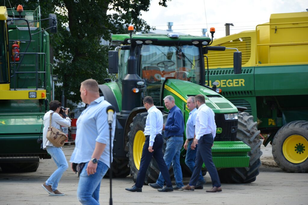 Premier oraz Minister Rolnictwa i Rozwoju Wsi wraz z uczestnikami spotkania