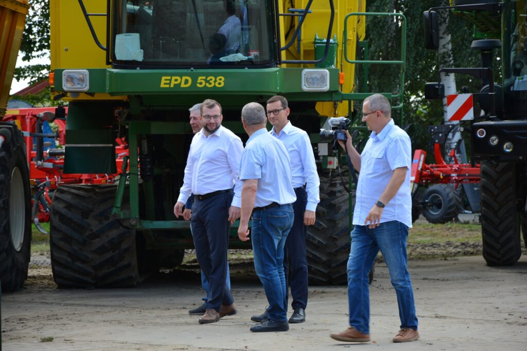 Premier oraz Minister Rolnictwa i Rozwoju Wsi wraz z uczestnikami spotkania