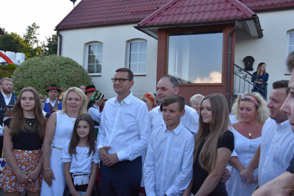 Premier z rodziną oraganizatora spotkania