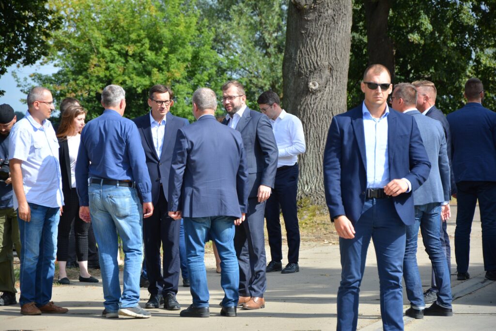 Premier oraz Minister Rolnictwa i Rozwoju Wsi wraz z uczestnikami spotkania