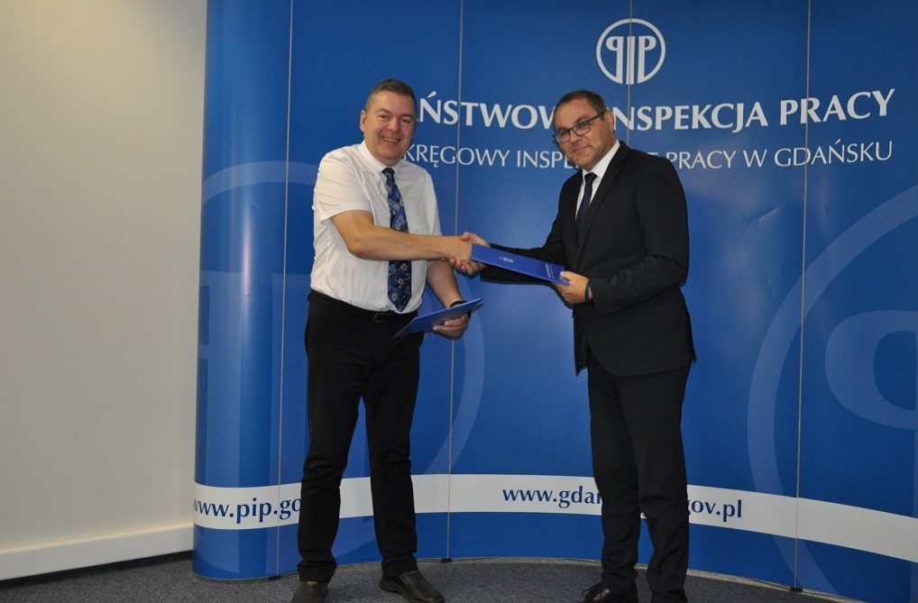 Dyrektor Pomorskiego Ośrodka Doradztwa Rolniczego w Lubaniu Andrzej Dolny oraz p.o. Okręgowego Inspektora Pracy w Gdańsku Mariusz Pokrzywinski