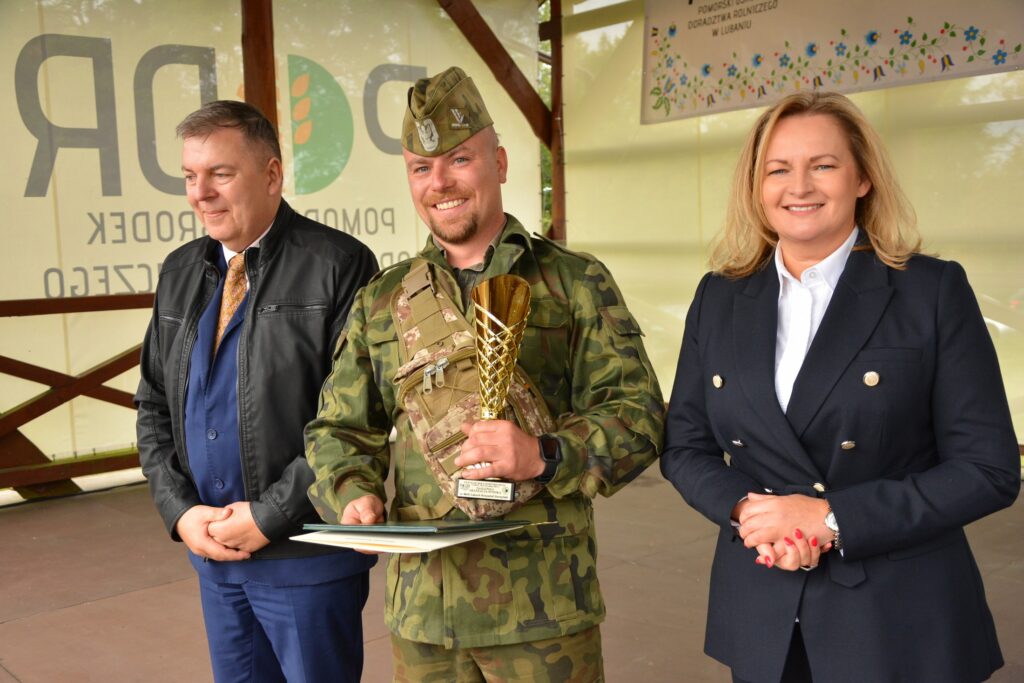 Andrzej Dolny – Dyrektor PODR i Alicja Żurawska – Starosta Kościerski wręczają nagrody na Najlepszą aranżacja stoiska