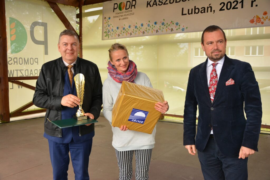 Andrzej Dolny – Dyrektor PODR i Marcjusz Kwidziński – Dyrektor OR ARiMR w Gdyni wręczają nagrody w konkursie Hit Targów w kategorii produkty spożywcze