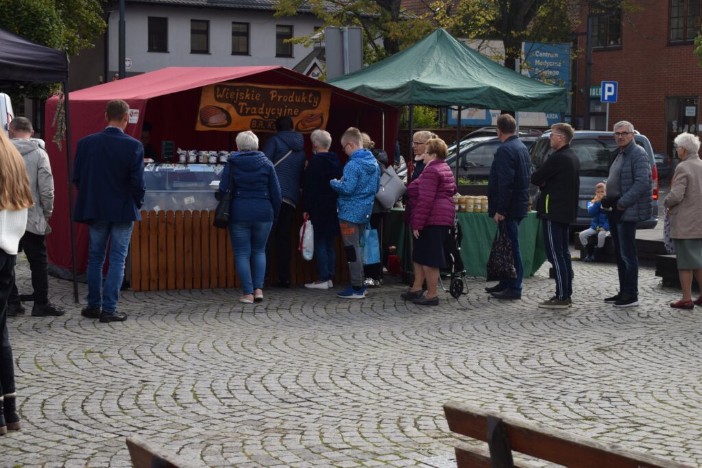 kolejka po wyroby mięsno-wędliniarskie