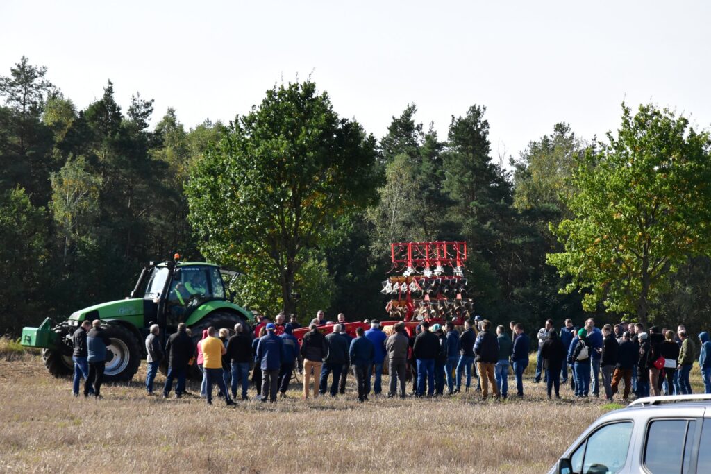 POWIAT KOŚCIERSKI ROLNICY PODCZAS OMAWIANIA MASZYNY