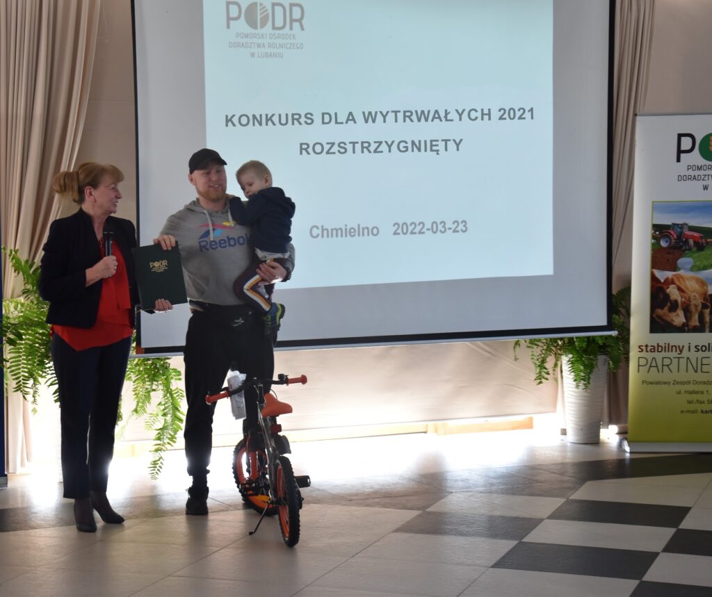 Katarzyna Jasińska - zastępca dyrektora PODR wręcza nagrodę zwyciezcy konkursu