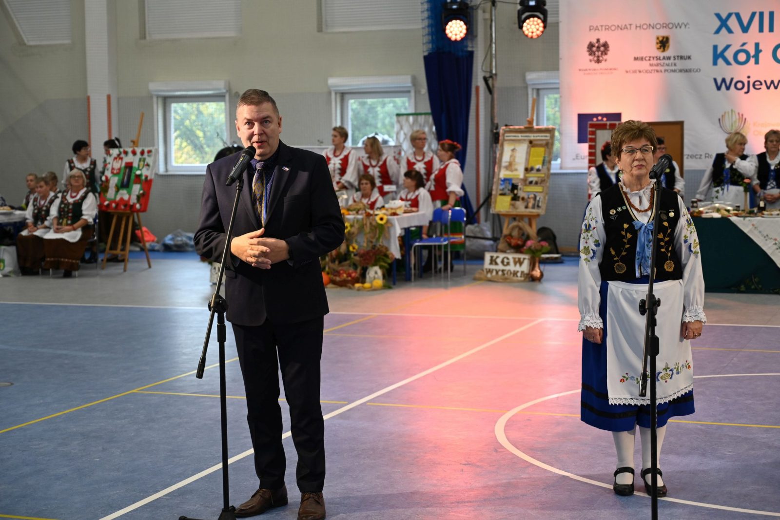 1. Rozpoczęcie turnieju - przemowa p. Andrzeja Dolnego dyrektra PODR w Lubaniu oraz p. Reginy Kwidzińskiej Wiceprzewodniczącej Wojewódzkiej Rady KGW