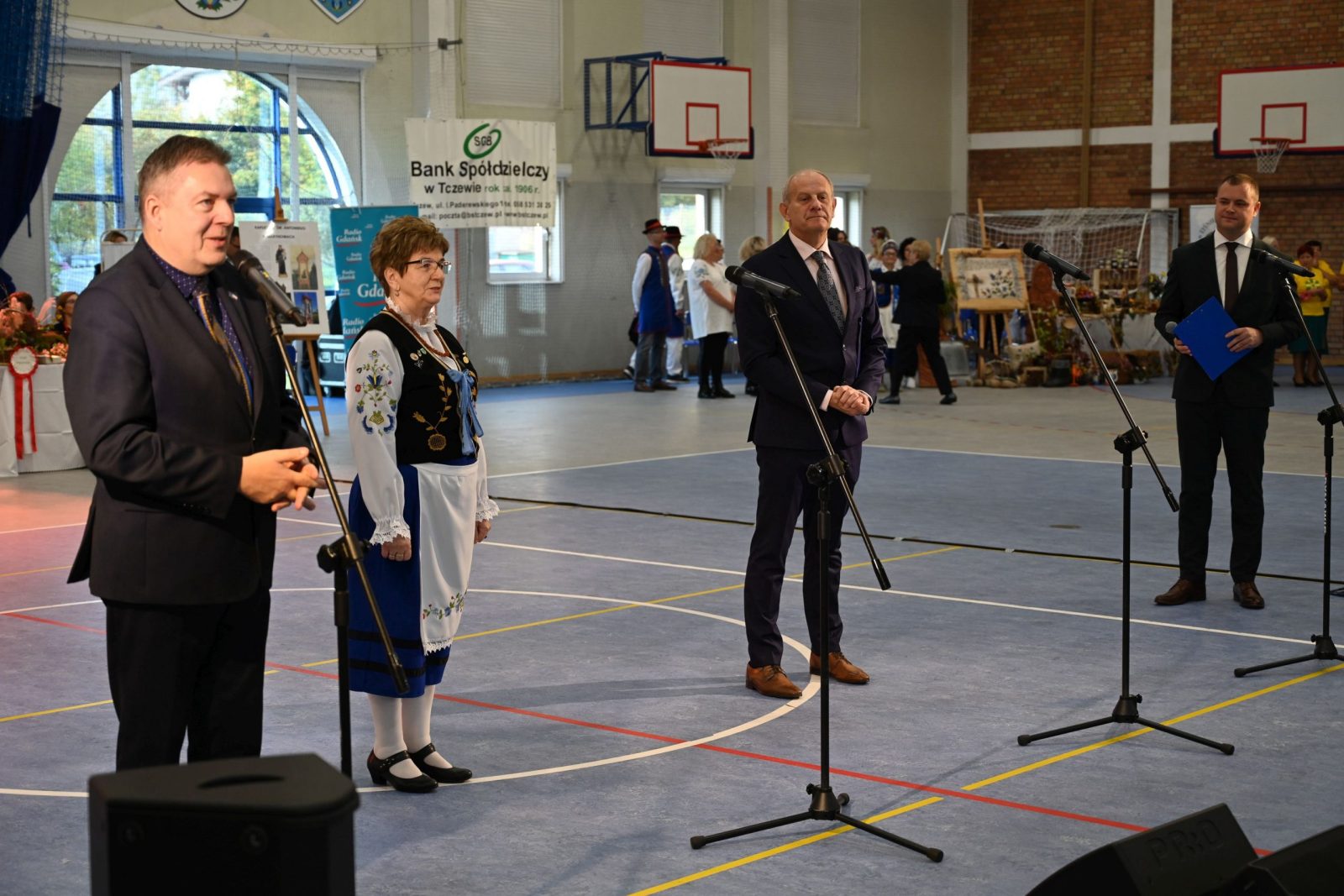 2. Otwarcie turnieju przez p. Wojciecha Kankowskiego Burmistrza Żukowa, p. Reginę Kwidzińską Wiceprzewodniczącą Wojewódzkiej Rady KGW oraz p. Andrzeja Dolnego Dyrektora PODR w Lubaniu