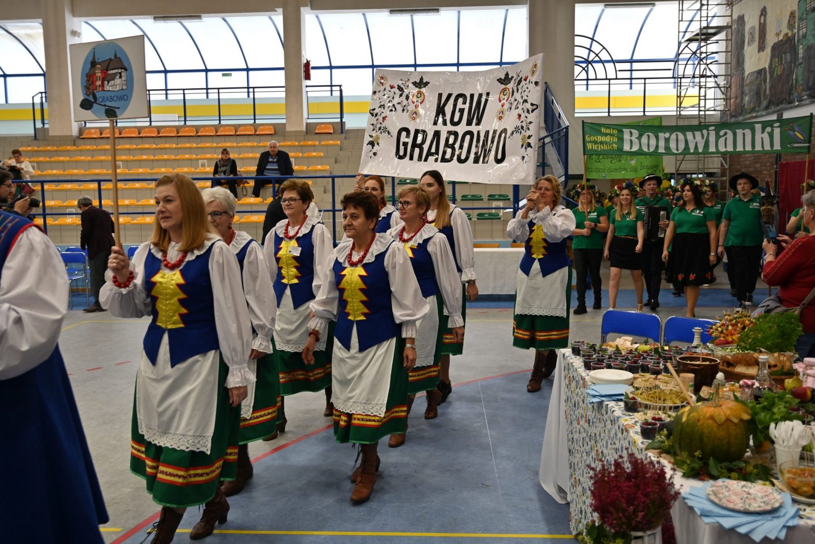 5. KGW Grabowo - laureaci Grand Prix 2019 prowadzący korowód KGW