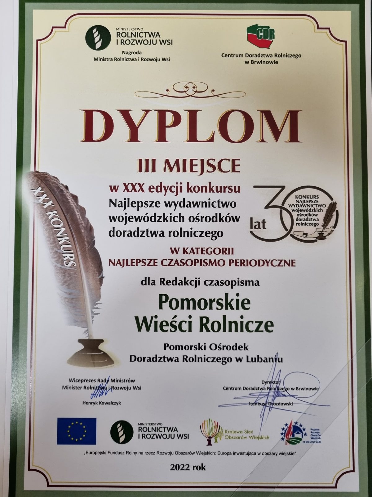 Pamiątkowy dyplom, statuetka i puchar dla Pomorskich Wieści Rolniczych za zajęcie III miejsca w konkursie na „Najlepsze czasopismo periodyczne” wojewódzkich ośrodków doradztwa rolniczego.