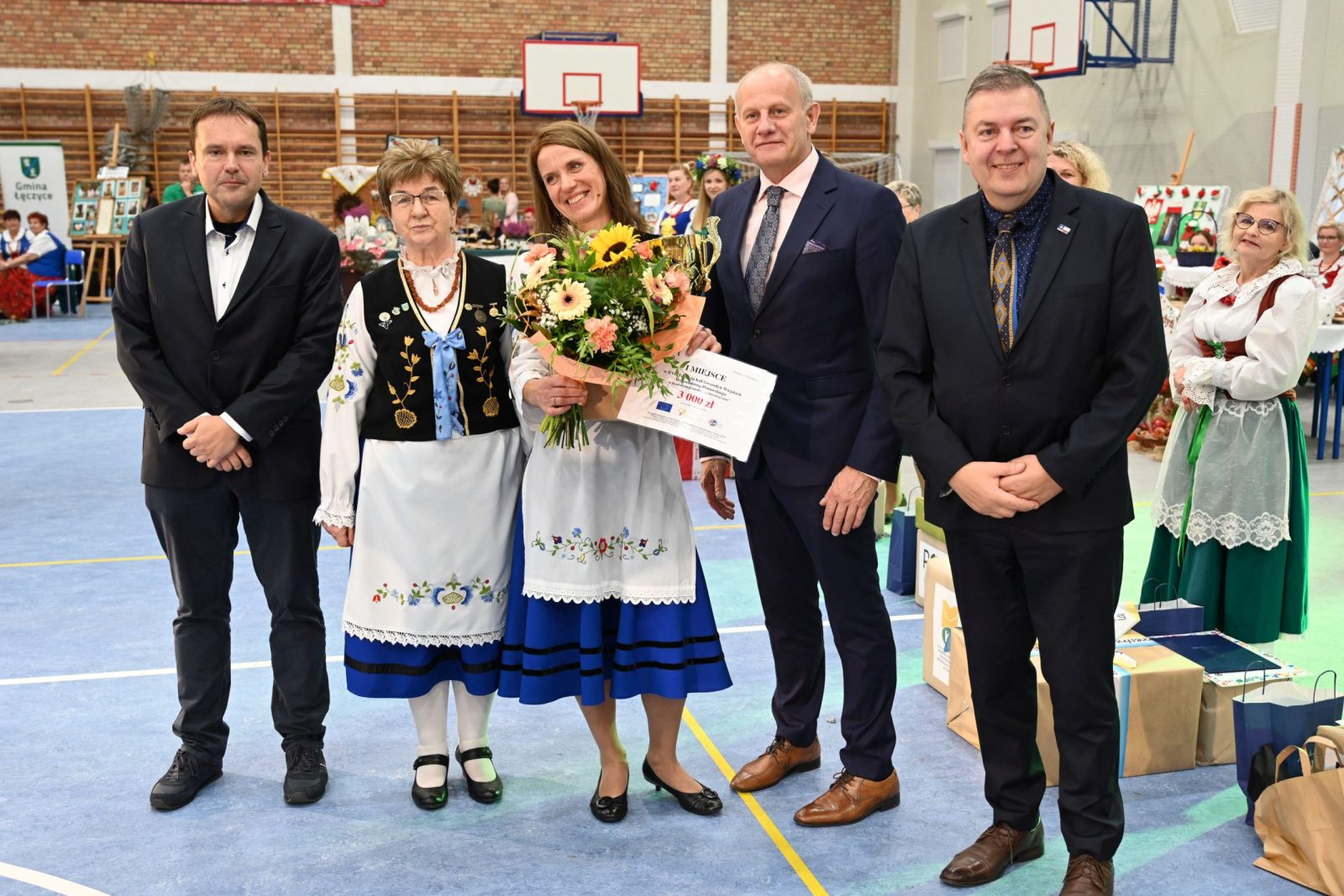 I miejsce w kat. moda KGW w Gnieżdżewie - Przewodnicząca koła z organizatorami i fundatorami nagród