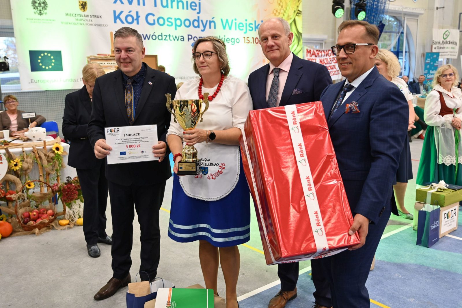 I miejsce w kat. produkt tradycyjny KGW w Nadziejewie - Przewodnicząca koła z organizatorami i fundatorami nagród