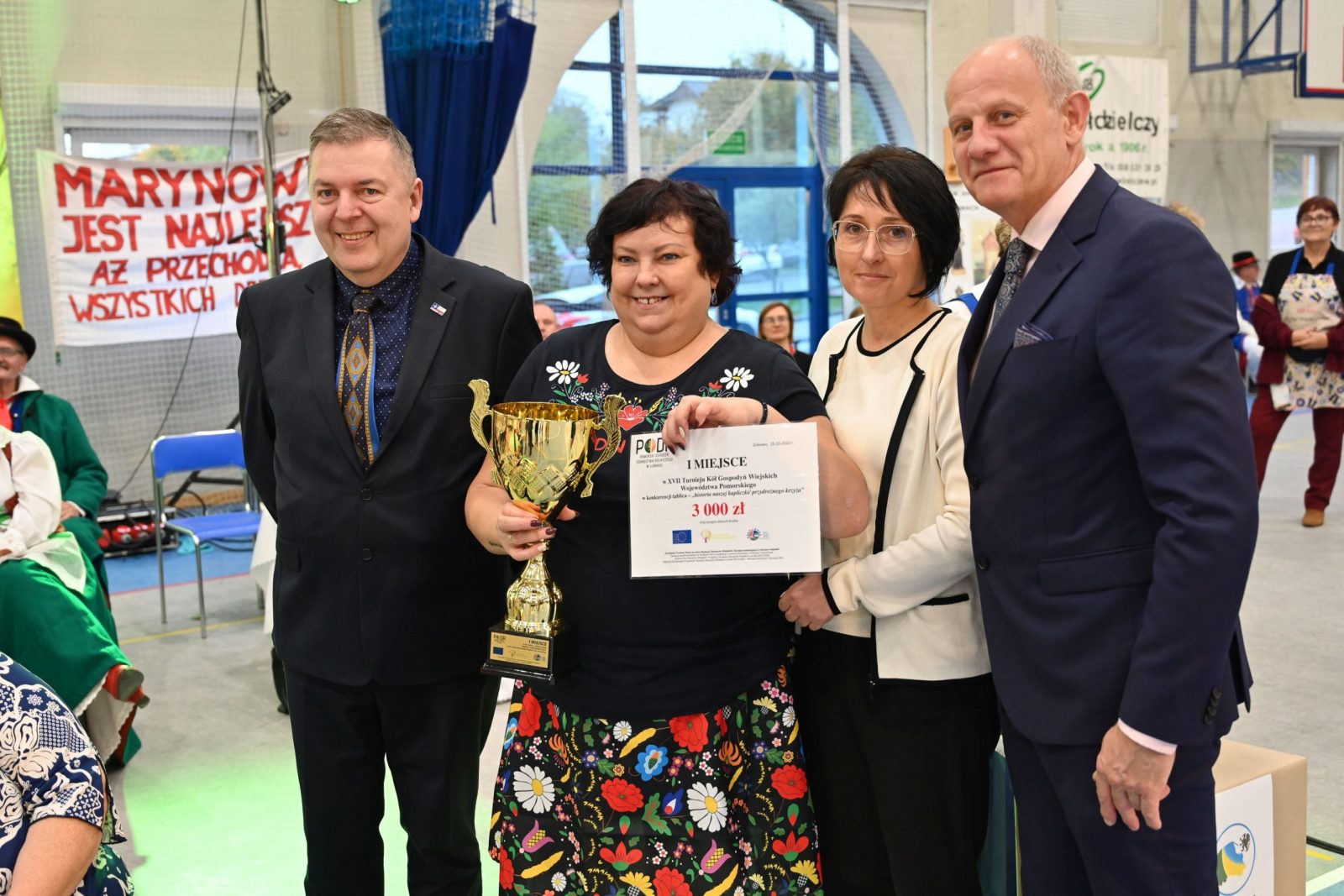 I miejsce w kat. tablica KGW w Morzeszczynie - Przewodnicząca koła z organizatorami i fundatorami nagród