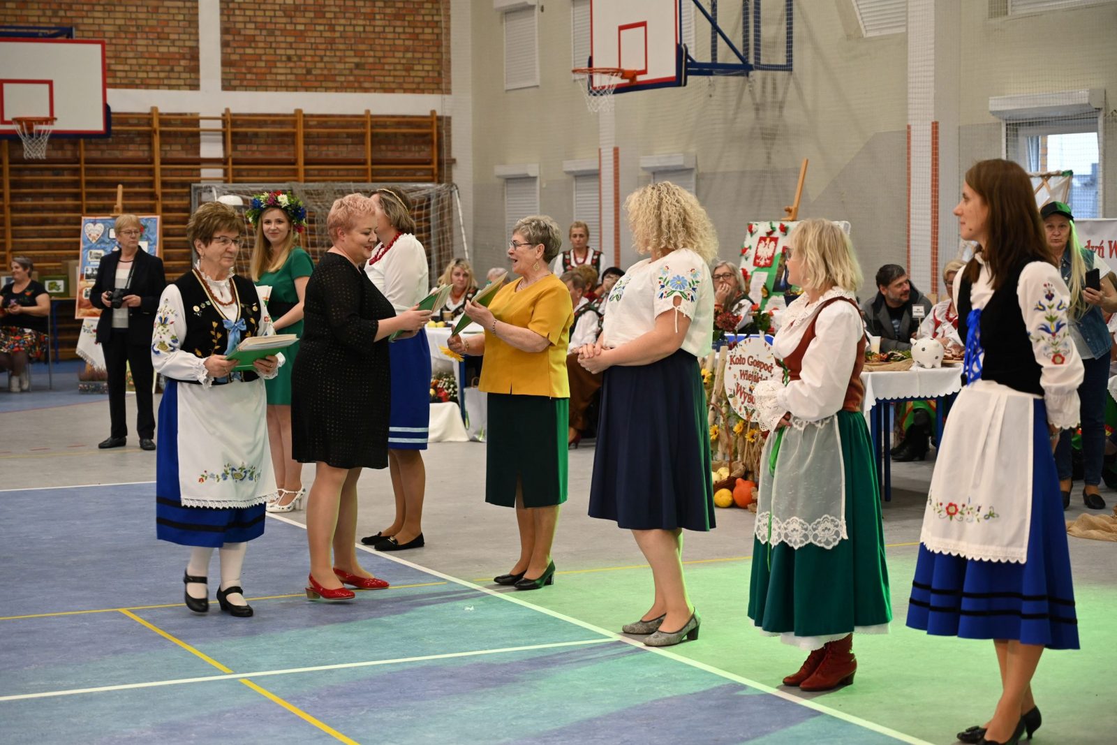 Wręczenia pamiątkowych dyplomów dla kół przez Aleksandrę Rogalewską-Kanie Dyrektor OKiS w Żukowie oraz Reginę Kwidzińską Wiceprzewodnicząca Wojewódzkiej Rady KGW