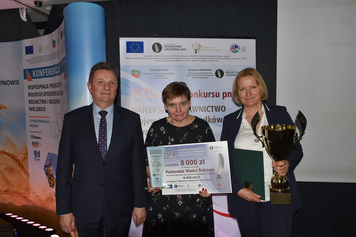 Uroczyste wręczenie nagród w konkursie na „Najlepsze wydawnictwo wojewódzkich ośrodków doradztwa rolniczego”. Od lewej: Dyrektor Centrum Doradztwa Rolniczego Oddział w Poznaniu Mariusz Tatka, Redaktor Naczelna „Pomorskich Wieści Rolniczych” Pani Bożena Korzańska i Zastępca Dyrektora PODR w Lubaniu Ewa Szymańska