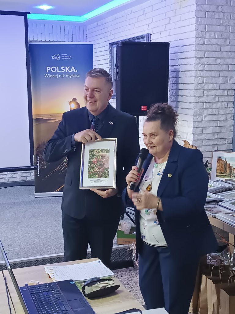 Dyrektor PODR w Lubaniu otrzymuje podziękowanie