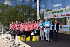Chór Jutrzenka podczas wręczania nagród od fundatorów przez Z-cę Dyrektora PODR w Lubaniu p. Katarzynę Jasińską (2)