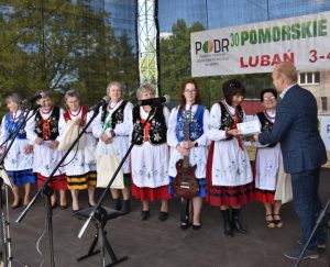 Koło Gospodyń WIejskich w Nowej Karczmie podczas wręczania nagrody przez Wójta Gminy Nowa Karczma p. Andrzeja Pollaka