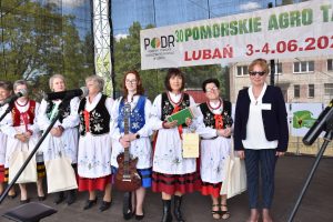 Koło Gospodyń Wiejskich w Nowej Karczmie podczas wręczania nagród przez Z-cę Dyrektora PODR w Lubaniu p. Katarzynę Jasińską