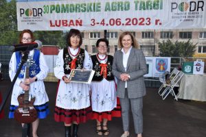 Koło Gospodyń Wiejskich w Nowej Karczmie podczas wręczania nagrody przez Starostę Powiatu Kościerskiego p. Alicję Żurawską