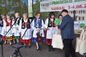 Koło Gospodyń Wiejskich w Nowej Karczmie podczas wręczania upominków przez Wiceprezesa Zarządu PIR p. Ryszarda Kleinszmidta