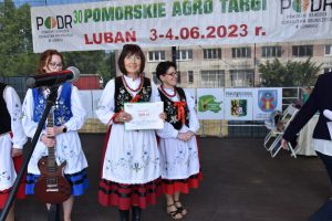 Koło Gospodyń Wiejskich w Nowej Karczmie podczas wręczenia nagród