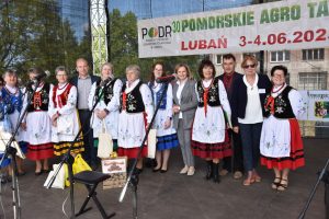 Koło Gospodyń Wiejskich w Nowej Karczmie wraz z fundatorami nagród.