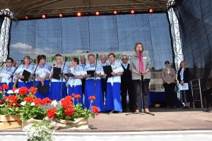 Otwarcie drugiego dnia Przeglądu Twórczości Zespołów i KGW przez Z-cę Dyrektora PODR w Lubaniu p. Ewę Szymańską wraz z Zespołem Trzecia Młodość Stowarzyszenia Kaszubski Barkoczyn