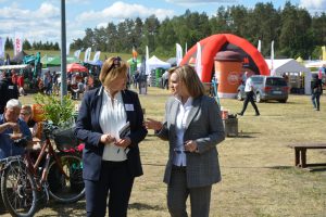 Panie dyrektor Ewa Szymańska wraz ze Starostą Kościerskim Panią Alicją Żurawską