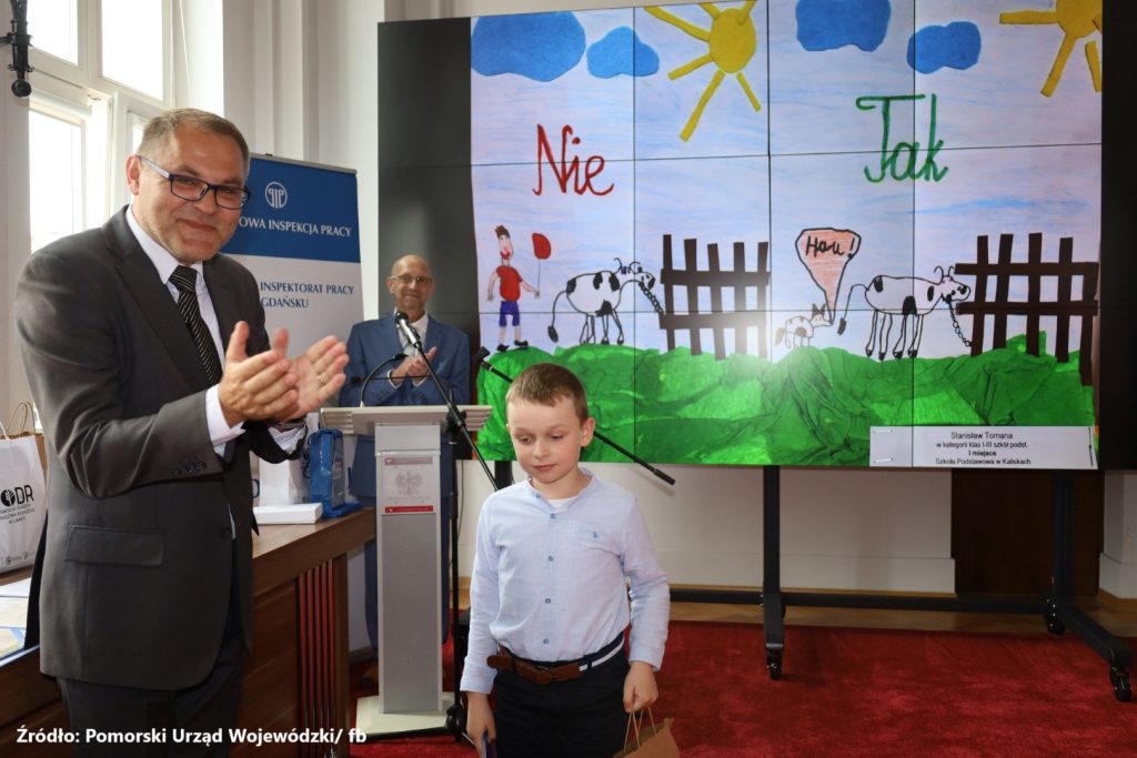 Wręczenie nagrody za I miejsce w kat. klasy I-III przez Pana Mariusza Pokrzywinskiego, Okręgowego Inspektora Pracy w Gdańsku