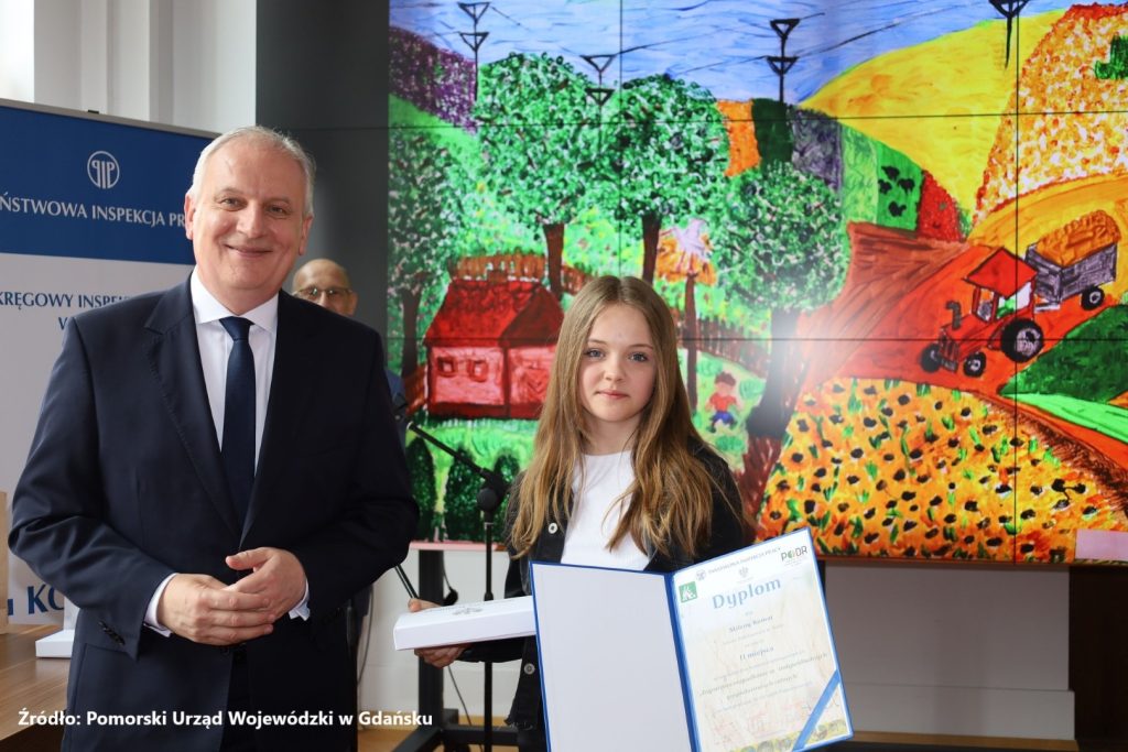 Wręczenie nagrody za II miejsce w kat. klasy IV-VI przez Pana Dariusza Drelicha-Wojewodę Pomorskiego