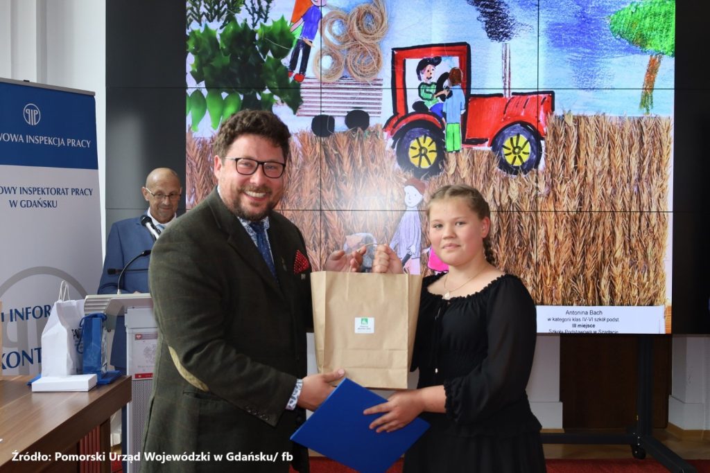 Wręczenie nagrody za III miejsce w kat. klasy IV-VI przez Pana Marcina Pawła Drewę- dyrektora Oddziału Regionalnego KRUS w Gdańsku