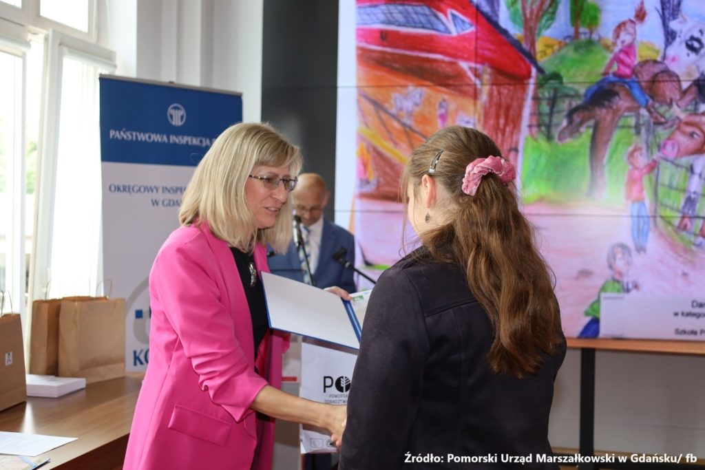 Wręczenie nagrody za wyróżnienie w kat. klasy IV-VI przez Panią Beatę Wójcik kierownika działu metodyki doradztwa, szkoleń i wydawnictw w PODR w Lubaniu