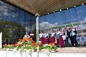Zespół Familia Koła Gospodyń Wiejskich Sulmin podczas wręczania nagród od fundatorów przez Z-cę Dyrektora PODR w Lubaniu p. Katarzynę Jasińską (2)