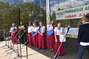 Zespół Familia Koła Gospodyń Wiejskich Sulmin podczas wręczania nagród od fundatorów przez Z-cę Dyrektora PODR w Lubaniu p. Katarzynę Jasińską