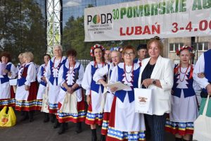 Zespół Kociewska Familija podczas wręczania nagród od fundatorów przez Dyrektora PODR w Lubaniu p. Katarzynę Jasińską