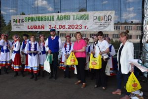Zespół Kociewska Familija podczas wręczania nagród od fundatorów przez Z-cę Dyrektora PODR w Lubaniu p. Ewę Szymańską i p. Katarzynę Jasińską