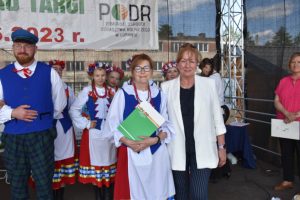 Zespół Kociewska Familija podczas wręczania nagród od fundatorów przez Z-cę Dyrektora PODR w Lubaniu p. Karzynę Jasińską i p. Ewę Szymańską