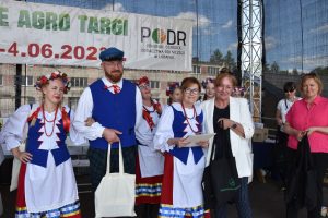 Zespół Kociewska Familija podczas wręczania nagród od fundatorów przez Z-cę Dyrektora PODR w Lubaniu p. Katarzynę Jasińską i p. Ewę Szymańską