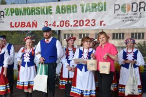 Zespół Kociewska Familija podczas wręczania nagród od fundatorów przez Z-cę dyrektora PODR w Lubaniu p. Ewę Szymańską (2)
