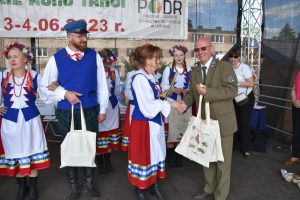 Zespół Kociewska Familija podczas wręczania upominków przez Kierownika Oddziału Wdzydzkiego Parku Krajobrazowego p. Andrzeja Penk