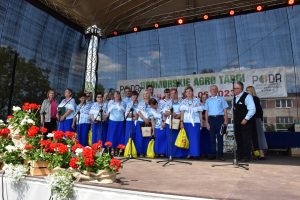 Zespół Trzecia Młodość Stowarzyszenia Kaszubski Barkoczyn podczas wręczania nagród od funadatorów przez Z-cę Dyrektora PODR w Lubaniu p. Ewę Szymańską
