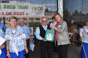 Zespół Trzecia Młodość Stowarzyszenia Kaszubski Barkoczyn podczas wręczania nagród od fundatorów