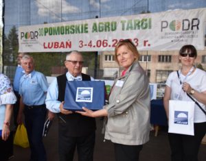 Zespół Trzecia Młodość Stowarzyszenia Kaszubski Barkoczyn podczas wręczania nagród od fundatorów przez Z-cę Dyrektora PODR w Lubaniu p. Ewę Szymańską