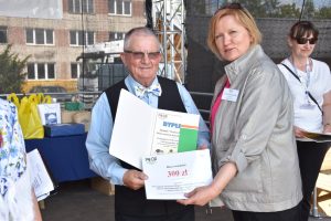 Zespół Trzecia Młodość Stowarzyszenia Kaszubski Barkoczyn podczas wręczania nagrody przez Z-cę Dyrektora PODR w Lubaniu p. Ewę Szymańską