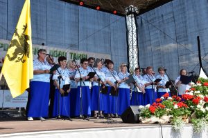 Zespół Trzecia Młodość Stowarzyszenia Kaszubski Barkoczyn podczas występu (2)