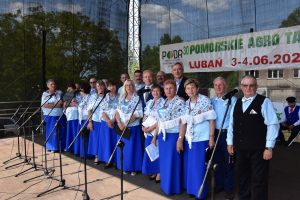 Zespół Trzecia Młodość Stowarzyszenia Kaszubski Barkoczyn wraz z Wójtem Nowa Karczma p. Andrzejem Pollak i Radnym Powiatu Kościerskiego, Przewodniczacym Komisji Rolnictwa p. Krzysztofem Michnowskim