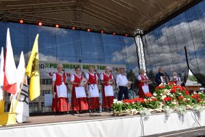 Zespół Wokalny KĘPICZANKI podczas występu