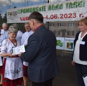Zespół Wrzosowianie ze Starego Barkoczyna podczas wręczania nagród przez Wiceprezesa Zarządu PIR p. Ryszarda Kleinszmidta i Z-cę Dyrektora PODR w Lubaniu p. Katarzynę Jasińską