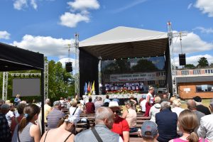 Zespół Wrzosowianie ze Starego Barkoczyna podczas występu (2)